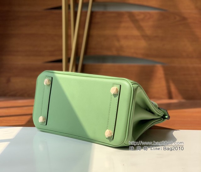 Hermes女包 愛馬仕Birkin25 swift皮 手工縫製 油果綠金扣 Hermes鉑金手提包  tdh2151